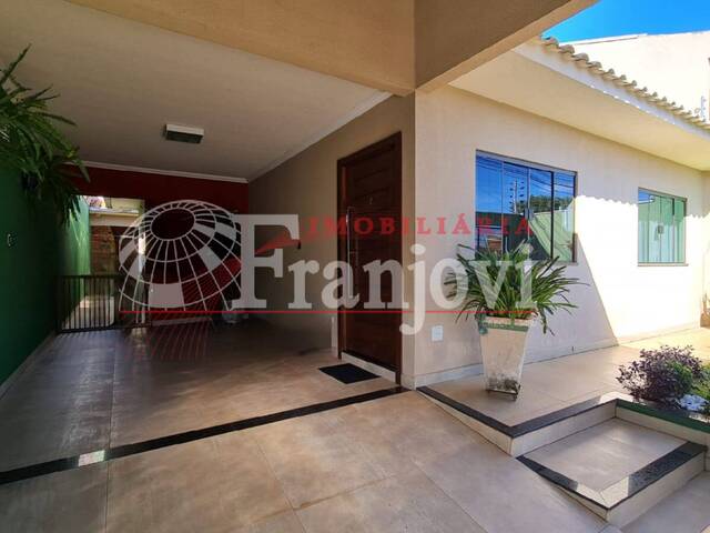 #1061 - Casa para Venda em Arapongas - PR