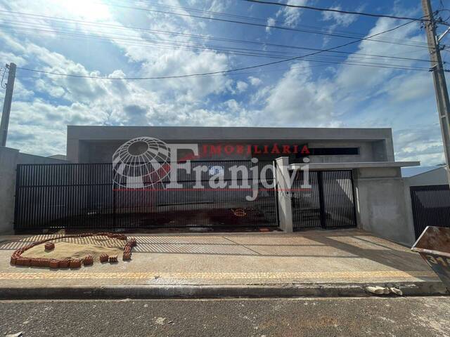 #2077 - Casa para Venda em Arapongas - PR