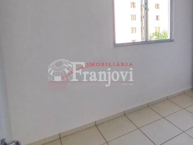 #3011 - Apartamento para Locação em Arapongas - PR - 2