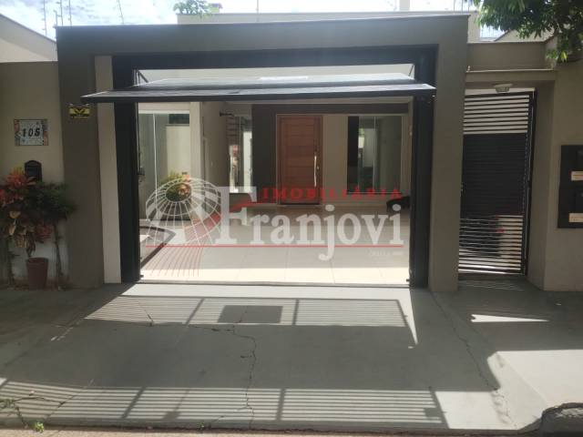 #3111 - Casa para Venda em Arapongas - PR - 2