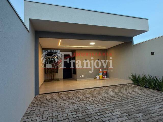 #3301 - Casa para Venda em Arapongas - PR